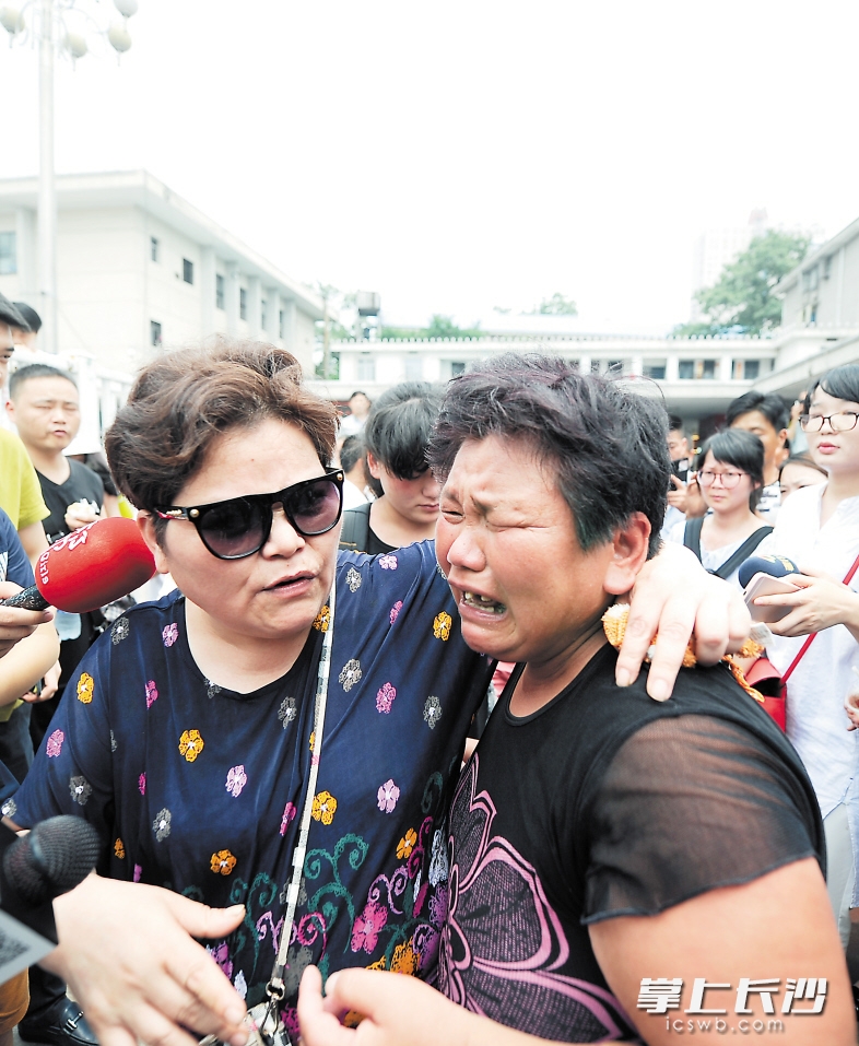 昨日中午，在长沙火车站，蒋美华（左）喊着妹妹的小名“满妹子”，将她揽在身边。均为长沙晚报记者 余劭劼 摄