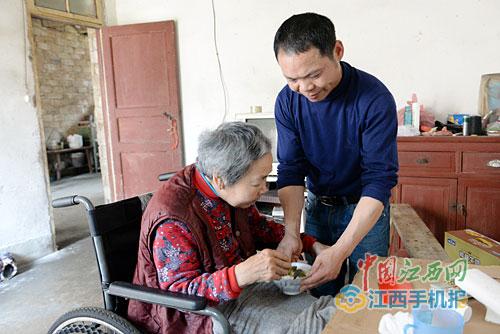 照顾病重父母 男子四十未娶 孝心令村民感动
