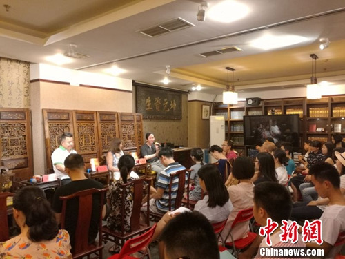 《疯狂的榛子》读者见面会现场。十月文艺供图