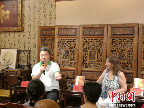 作家邱华栋在见面会上发言，右为袁劲梅。十月文艺供图