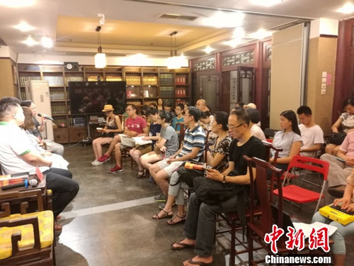 《疯狂的榛子》见面会上，读者认真聆听嘉宾发言。十月文艺供图