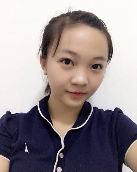 林妙可 13日晚,童星林妙可通过微博晒清纯自拍照,并无奈的称:学校放假了,可是我并没有休息。照片中,林妙可扎着马尾露出额头,身穿深蓝色上衣,一双大大的眼睛,之前的包子脸也消瘦不少,看上去非常的清纯可爱。 对此,网友也纷纷留言,就有网友安慰称:妙可假期还要补哪些课呢?注意劳逸结合哦!没有假期的假期,才是最好的假期,努力,努力,再努力!