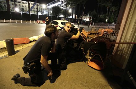 警方人员从各处围拢肇事卡车。