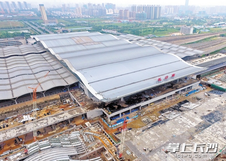 目前,长沙火车南站东站房已进入施工扫尾阶段,预计本月底完工,年内投入使用,届时长沙火车南站两侧将实现双进双出,满足旅客快速搭乘高铁的需求。长沙晚报记者 王志伟 摄