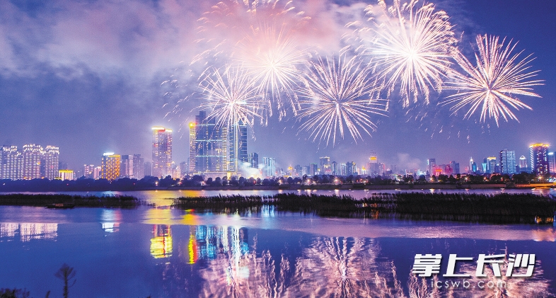 　　昨晚8时30分，长沙橘子洲头，一场以《热恋马来》为主题的大型音乐情景焰火秀上演，与灯光提质改造后的湘江两岸辉映成长沙最美璀璨夜色。 长沙晚报记者 李锋 摄