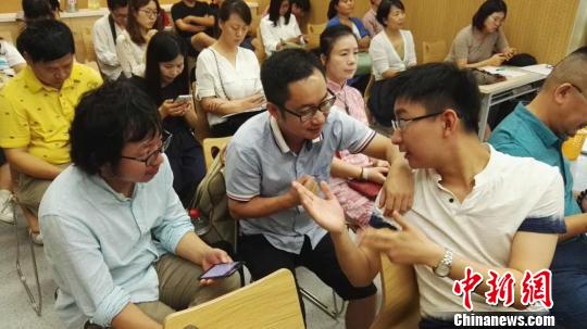 7月16日，“中国好诗·第二季”丛书在北京第二书房金中都馆举行首发式。图为2015中国成语大会总冠军彭敏与其他读者讨论诗歌。王婧 摄