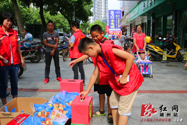 靖州志愿者为环卫工人送清凉