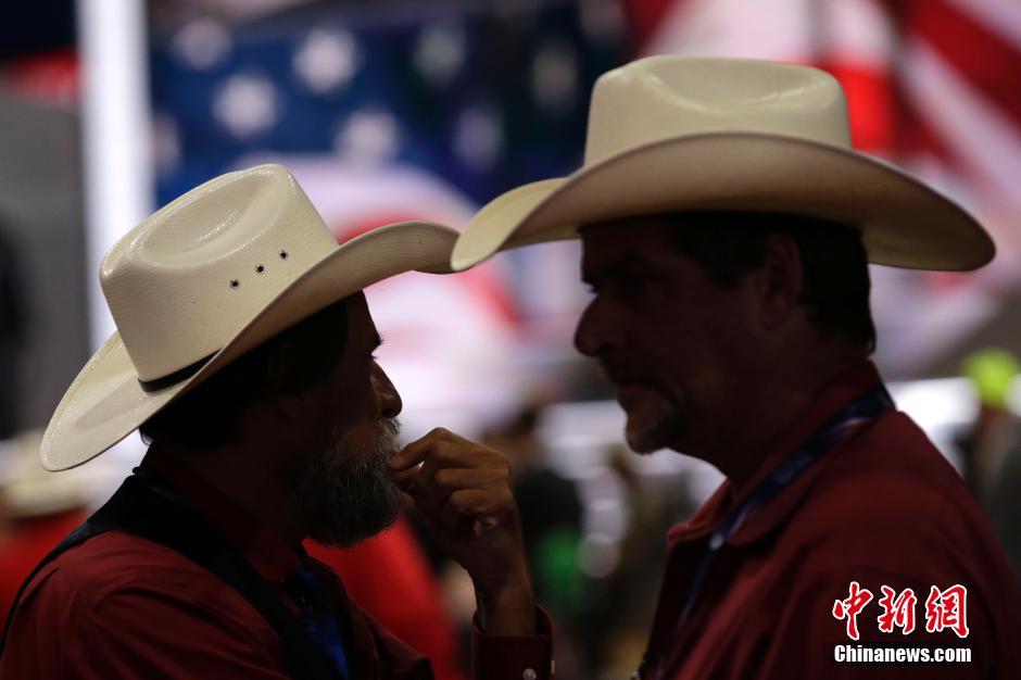 美国共和党大会会场 各式帽子显风格