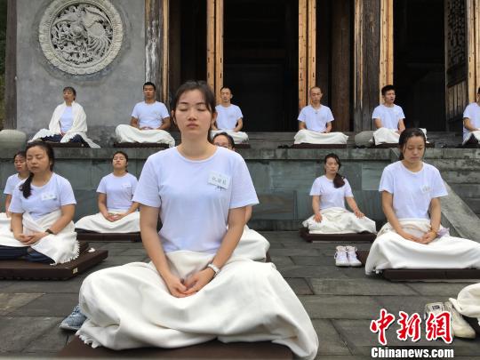 图为灵隐寺2016【禅行天下】修学营“坐禅” 灵隐寺供图 摄