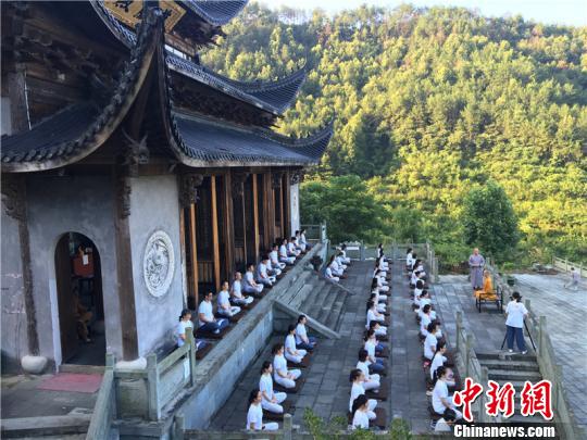 图为灵隐寺2016【禅行天下】修学营“坐禅” 灵隐寺供图 摄