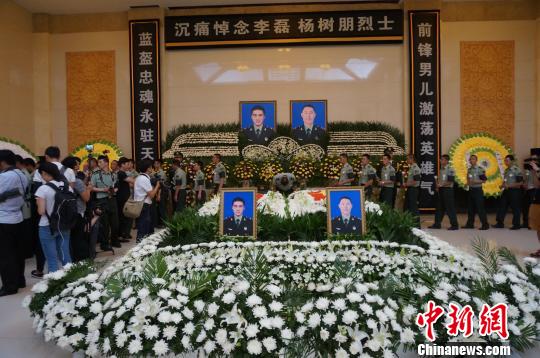 白花朵朵寄哀思河南各界送别维和烈士李磊、杨树朋