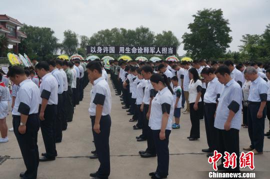 白花朵朵寄哀思河南各界送别维和烈士李磊、杨树朋