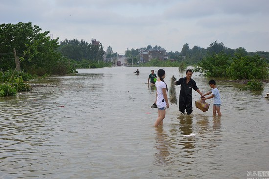 民众省道上趟水摸鱼
