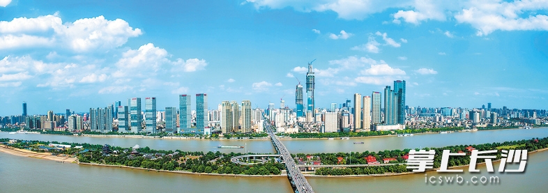 湘江两岸是长沙的一道独特风景线，长沙将全面提升湘江东岸的规划建设水平，集中展示长沙“山水洲城”的形象。 长沙晚报记者 邹麟 摄