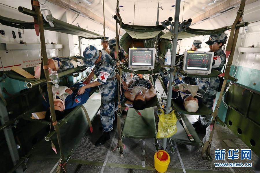 西部战区空军首次组织多机种空运医疗救护演练