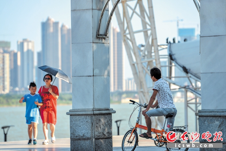 昨日早晨，在湘江风光带上，几位市民就已经感受到了太阳的火辣。