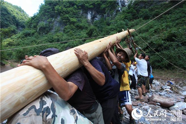 临时电线杆即将立起来 石可君摄