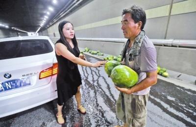 开封瓜农郑州隧道内翻车 宝马女脱高跟鞋救助