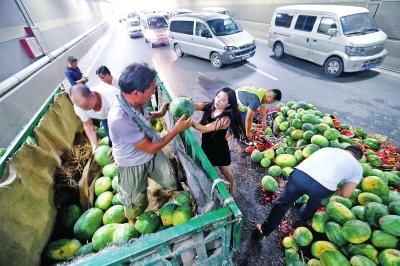 开封瓜农郑州隧道内翻车 宝马女脱高跟鞋救助