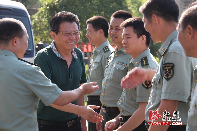 毛知兵等县领导慰问驻县部队官兵、光荣院老人