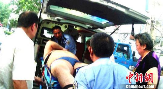 体重近400斤男子因高温难眠翻身摔伤，5名警力将其抬下楼送医。 警方供图 摄