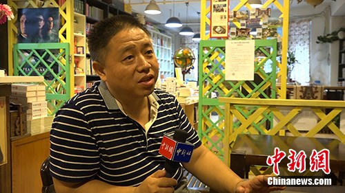 雅之琦缘书店的主人蒋陆军。