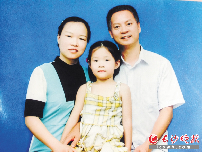 乐于助人的龙兵（右）是女儿的偶像，一家三口其乐融融。湖南大学供图