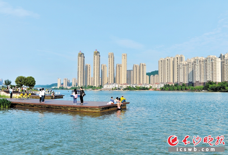 蓝天下，游客们正在梅溪湖畔自由地玩耍，享受着这美好的空气和环境。长沙晚报记者 邹麟 摄