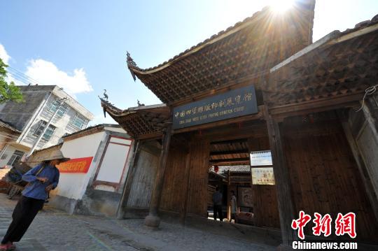 图为位于四堡的中国印刷博物馆福建(连城)分馆今年7月对外开放。分馆占地面积800多平方米，现存300多块古雕版，400多册线装古书；主要通过文字、图片、实物(雕版、书籍、墨缸、制作工具)和场景相结合的陈列方式，利用声、光、电等技术，展示四堡雕版印刷辉煌的历史和厚重的文化底蕴。张斌 摄