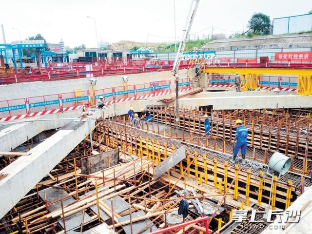 长沙地铁4号线福元大桥西站100米结构封顶