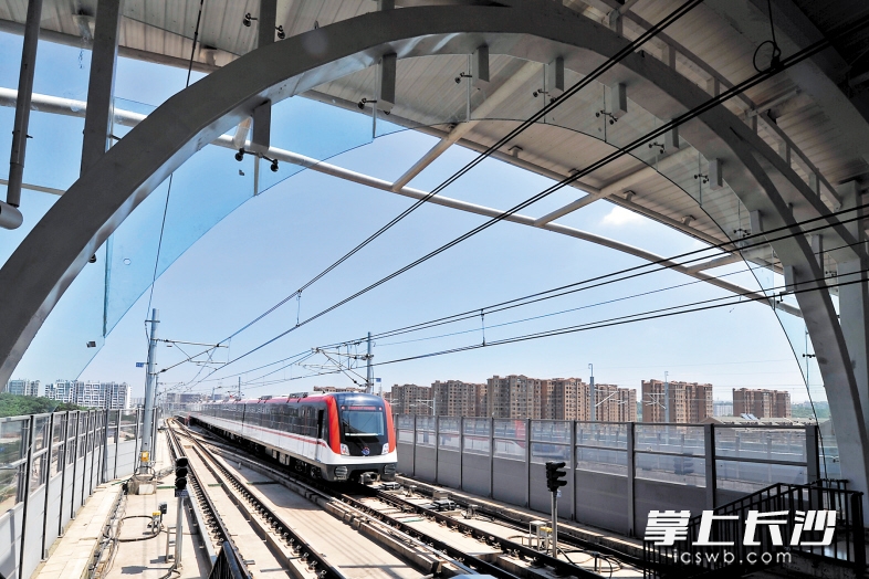 列车驶出地铁1号线尚双塘站。今年6月28日，长沙地铁1号线开通试运营，其贯通长沙南北，并与2号线在五一广场站形成地铁十字。