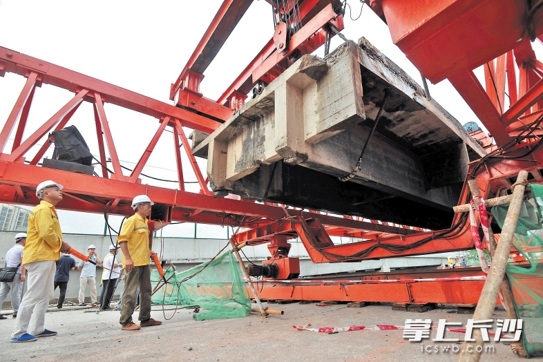昨日上午，劳动路跨京广铁路老桥最后一块箱梁顺利拆除，北幅新桥的建设正式启动。 均为长沙晚报记者 王志伟 摄
