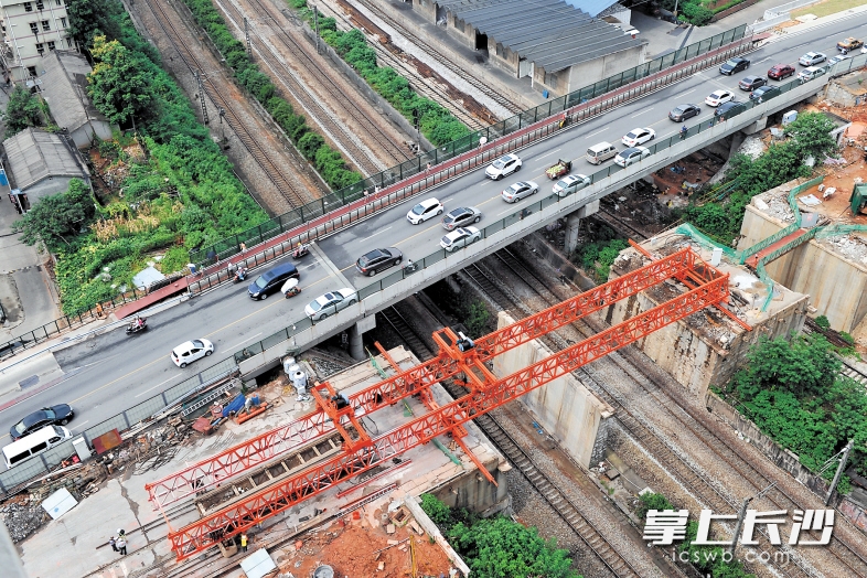 劳动路跨京广铁路新桥南北两半幅共宽42米，可双向8车道通行。