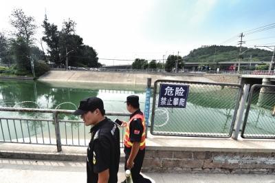 三男子翻栅栏进京密引水渠野泳 一男子溺水身亡