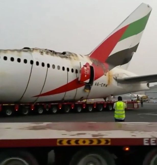 迪拜开始清理阿航出事客机 飞机被切段运走(组图)