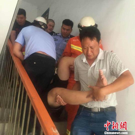 300斤胖男感情纠纷欲跳楼5名消防员合力拉住（图）