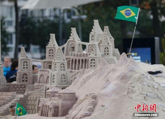 里约奥运会前夕，Leblon沙滩到处充满巴西元素。图为用沙子堆成的城堡，插上了巴西的国旗。中新网记者 杜洋 摄