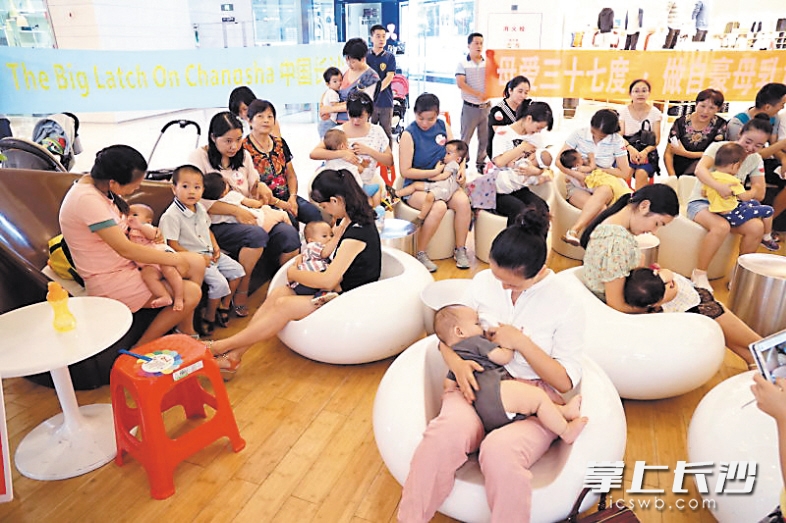 数十妈妈母乳快闪为了推进母乳喂养,6日,中国53个城市相继进行母乳