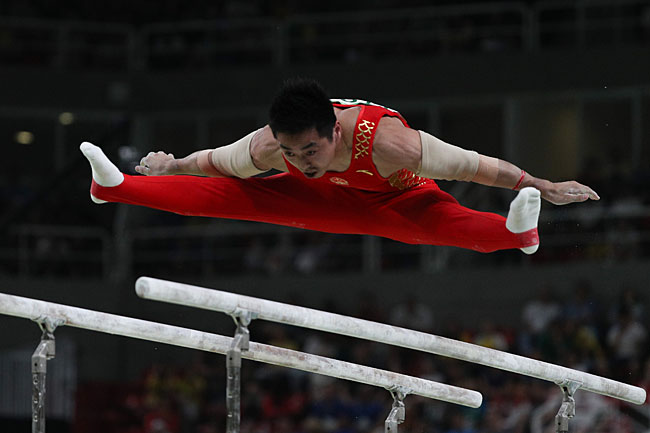8月6日，中国队选手尤浩在预赛双杠比赛中。新华社记者郑焕松摄