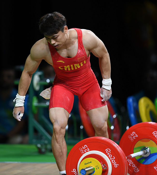 8月8日，在2016年里约奥运会举重男子62公斤级决赛中，中国选手谌利军在抓举比赛中抽筋，无奈弃赛。新华社记者程敏摄