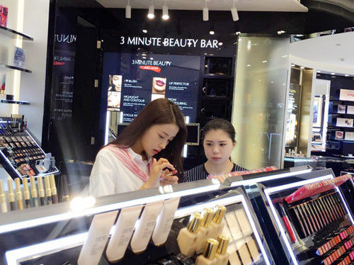 孙怡为粉丝挑礼物