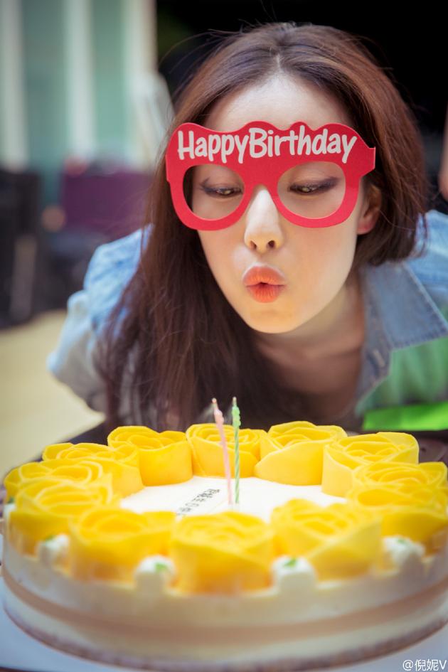 倪妮吹蜡烛