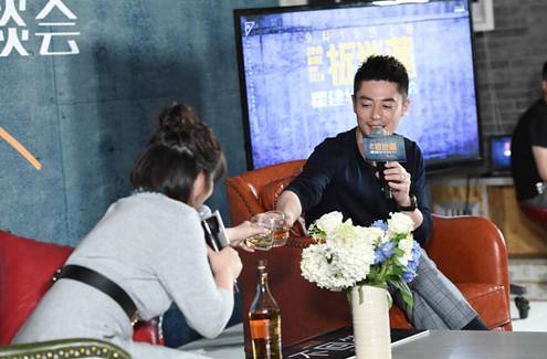 霍建华“空降”齐齐互动视频首谈婚礼 为粉丝送七夕祝福