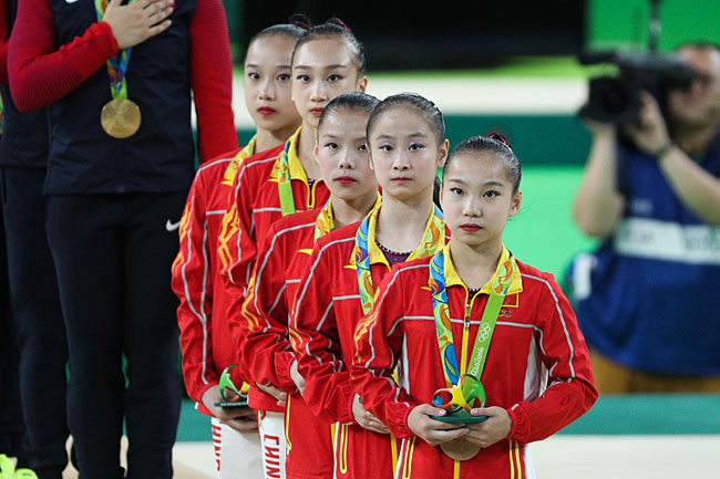 8月9日，在2016年里约奥运会体操女子团体决赛中，中国队以176.003分的总成绩获得季军。新华社记者郑焕松摄
