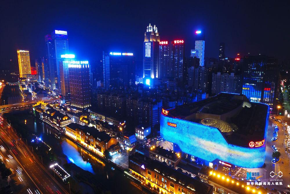 "飞阅"中国】航拍楚河汉街夜景 感受现代"清明上河图"