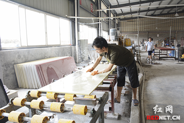 刘新祥的企业,湖南新邵汇江环保石材有限公司正在生产.