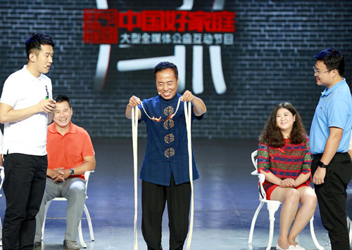 师傅温宝良表演高难度的戏法