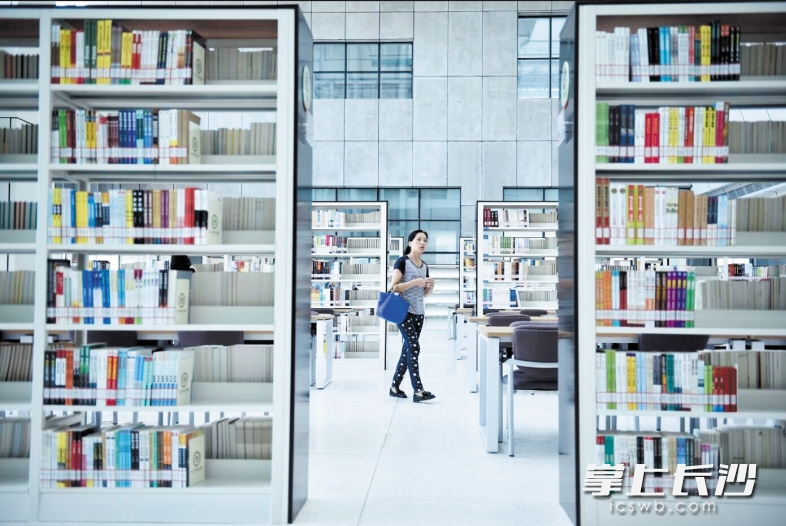 长沙县将坚持区域开发优先规划建设教育、文化等公共服务设施。图为今年新开馆的长沙县图书馆，成为市民求知的好去处。长沙晚报记者 黄启晴 摄