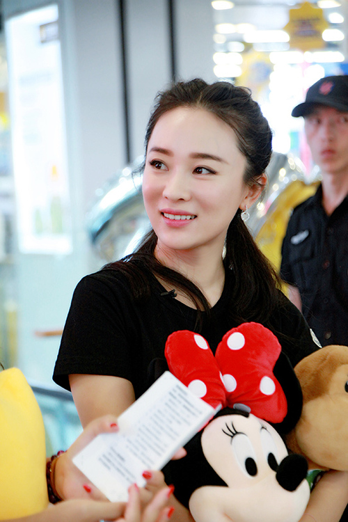 粉丝送上米妮玩偶