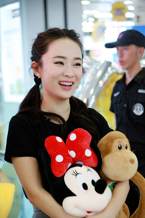 霍思燕抱米妮笑靥如花-1